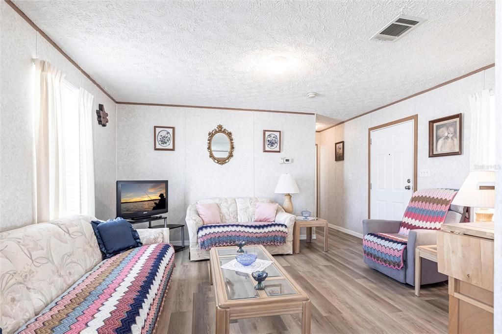 合同活跃: $115,000 (2 贝兹, 2 浴室, 896 平方英尺)