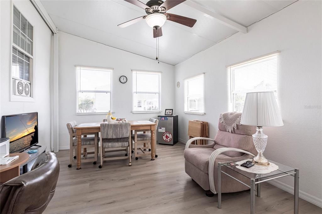 合同活跃: $115,000 (2 贝兹, 2 浴室, 896 平方英尺)