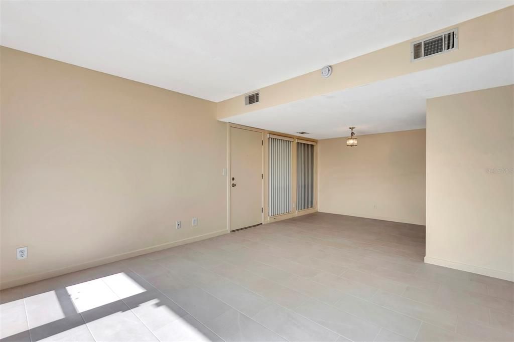 На продажу: $199,999 (2 спален, 2 ванн, 986 Квадратных фут)