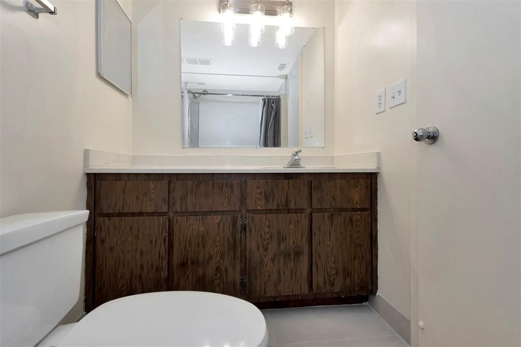 На продажу: $199,999 (2 спален, 2 ванн, 986 Квадратных фут)