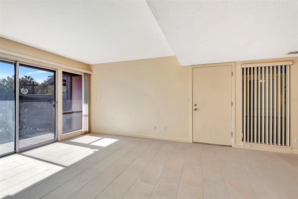 На продажу: $199,999 (2 спален, 2 ванн, 986 Квадратных фут)