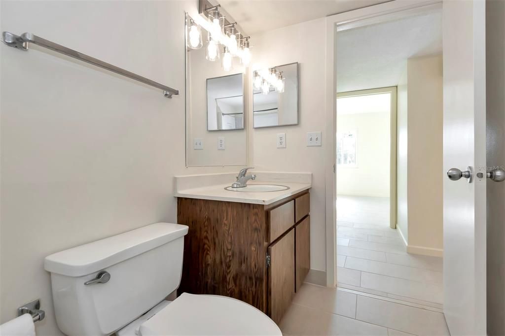 На продажу: $199,999 (2 спален, 2 ванн, 986 Квадратных фут)