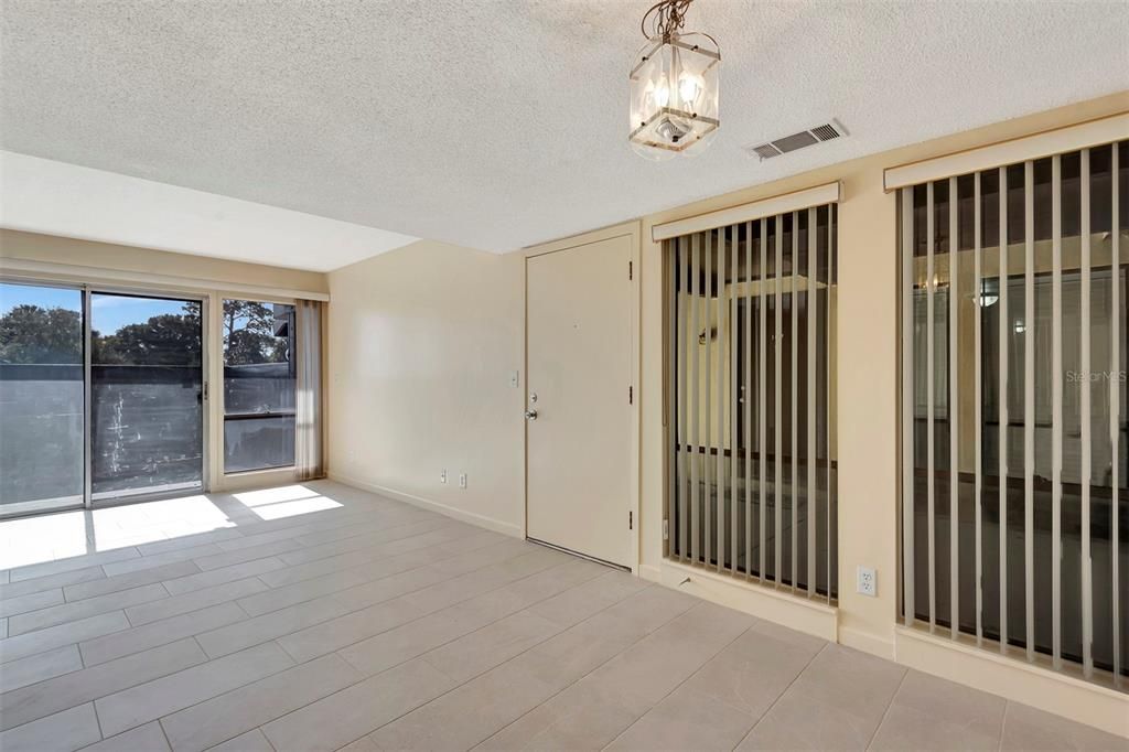 На продажу: $199,999 (2 спален, 2 ванн, 986 Квадратных фут)