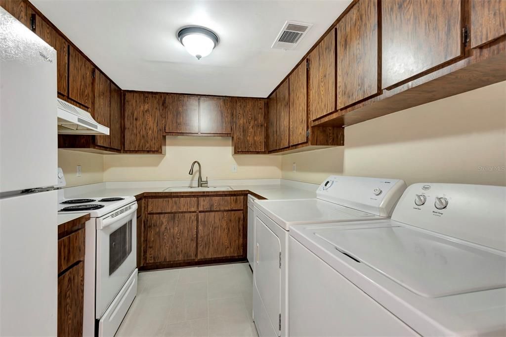 На продажу: $199,999 (2 спален, 2 ванн, 986 Квадратных фут)