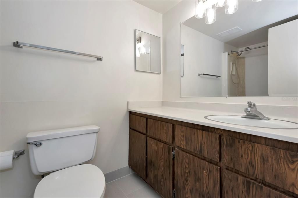 На продажу: $199,999 (2 спален, 2 ванн, 986 Квадратных фут)