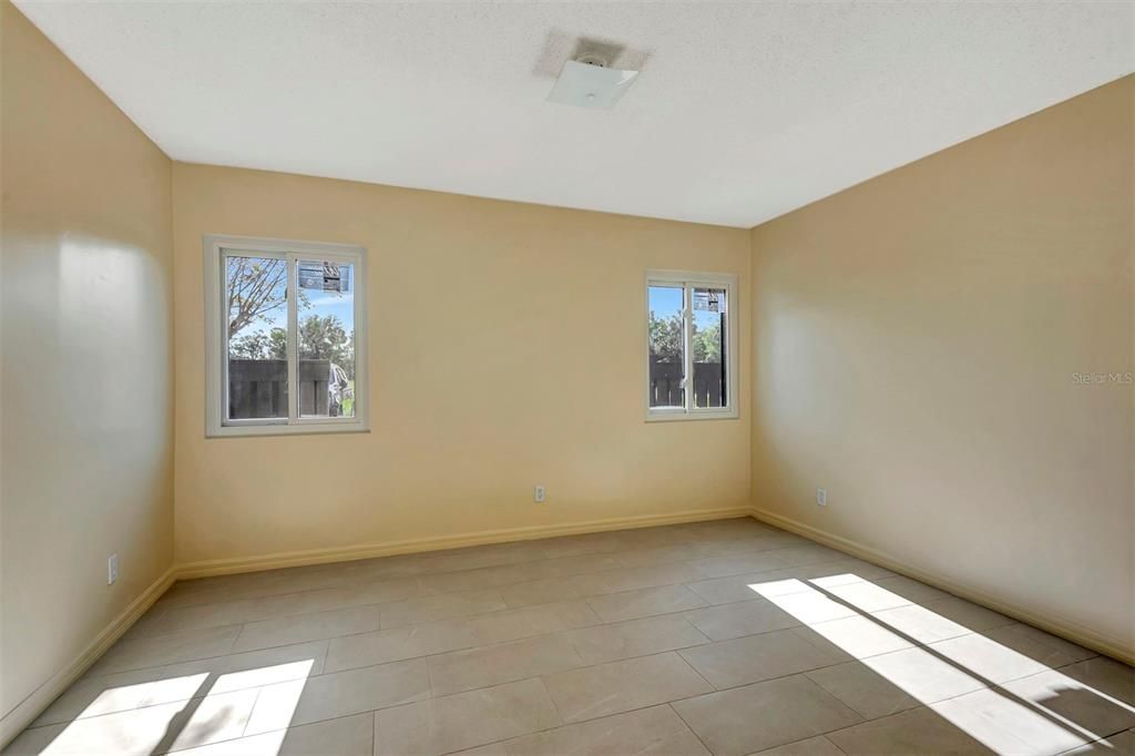 На продажу: $199,999 (2 спален, 2 ванн, 986 Квадратных фут)