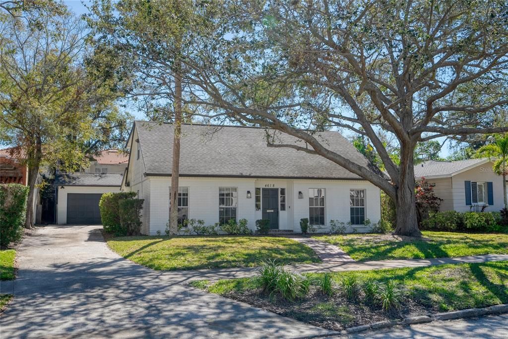 最近售出: $850,000 (3 贝兹, 3 浴室, 2556 平方英尺)