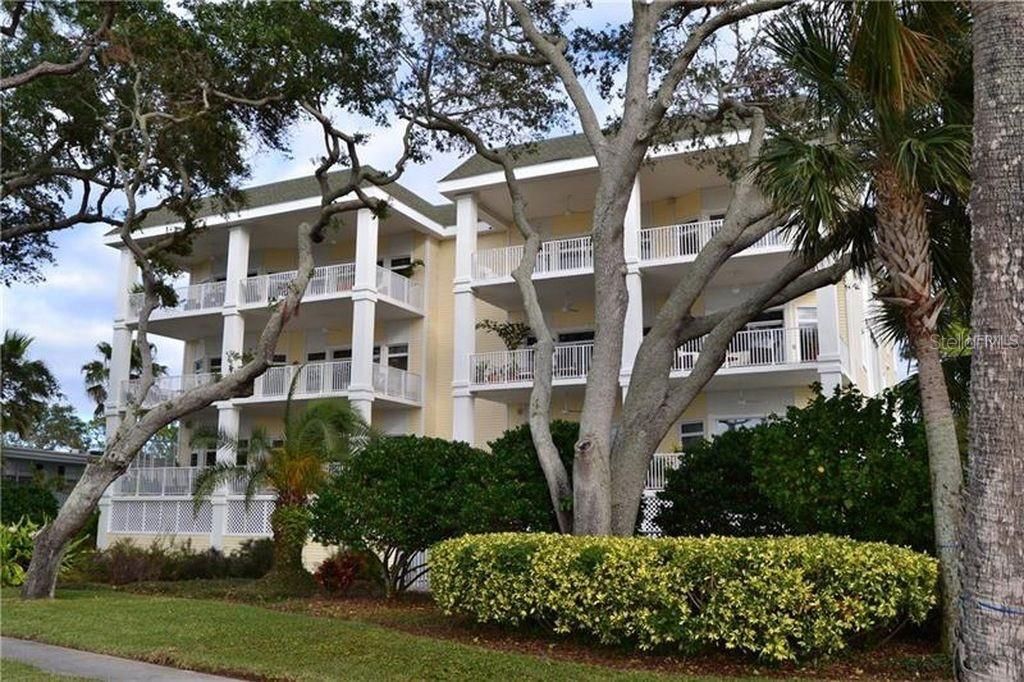 Vendido Recientemente: $2,100,000 (3 camas, 2 baños, 3200 Pies cuadrados)