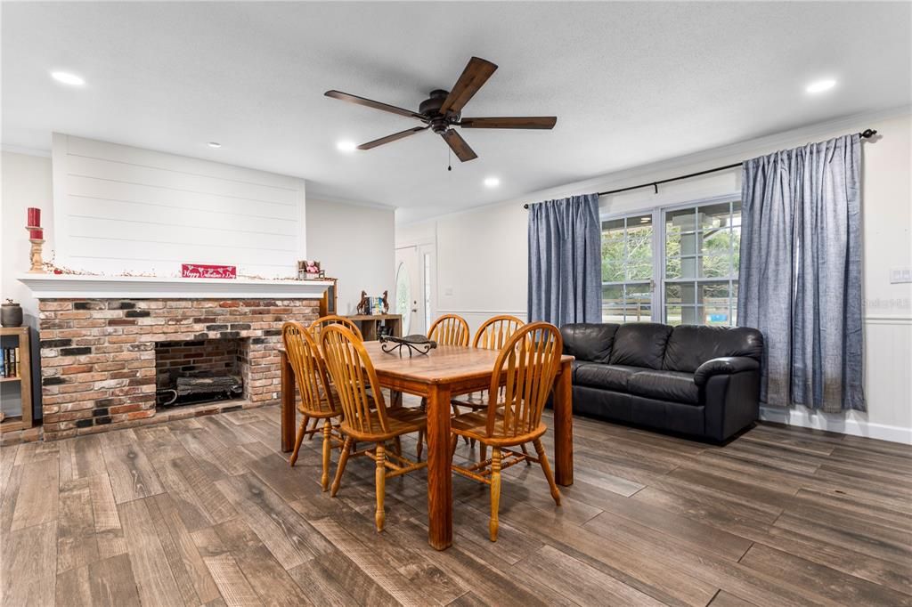 合同活跃: $569,000 (4 贝兹, 2 浴室, 3195 平方英尺)