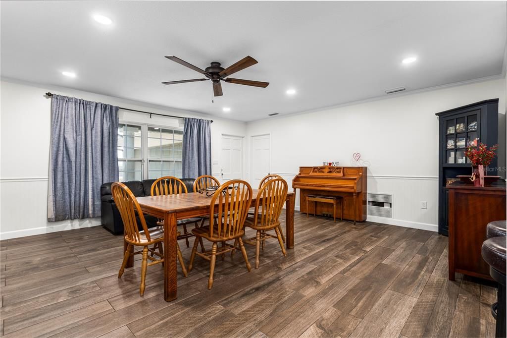 合同活跃: $569,000 (4 贝兹, 2 浴室, 3195 平方英尺)