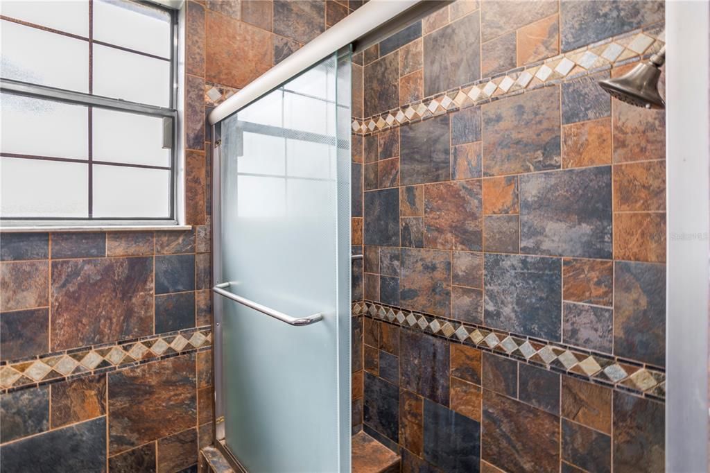 合同活跃: $569,000 (4 贝兹, 2 浴室, 3195 平方英尺)