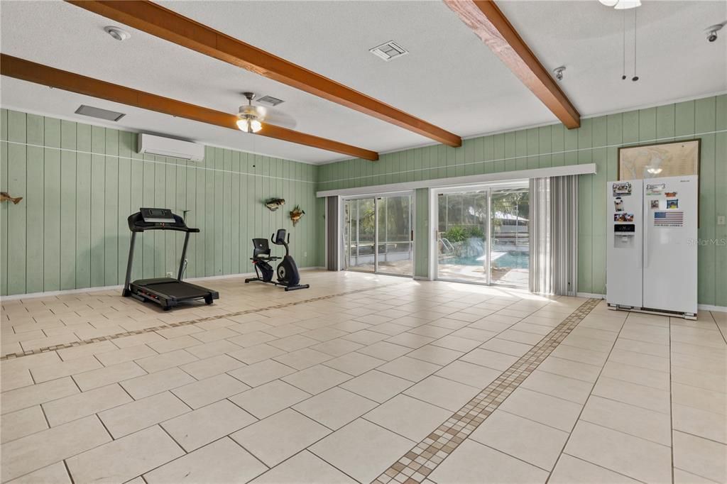 合同活跃: $569,000 (4 贝兹, 2 浴室, 3195 平方英尺)