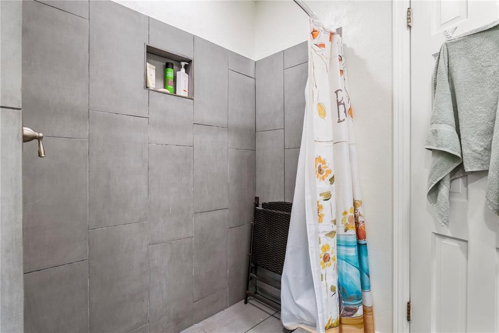 合同活跃: $569,000 (4 贝兹, 2 浴室, 3195 平方英尺)