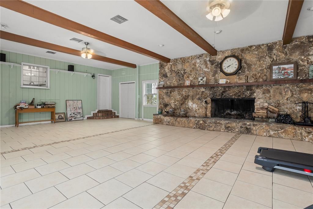 合同活跃: $569,000 (4 贝兹, 2 浴室, 3195 平方英尺)