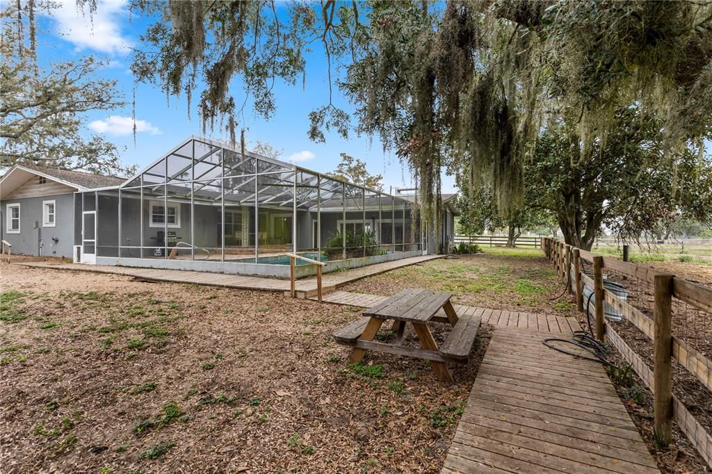 合同活跃: $569,000 (4 贝兹, 2 浴室, 3195 平方英尺)