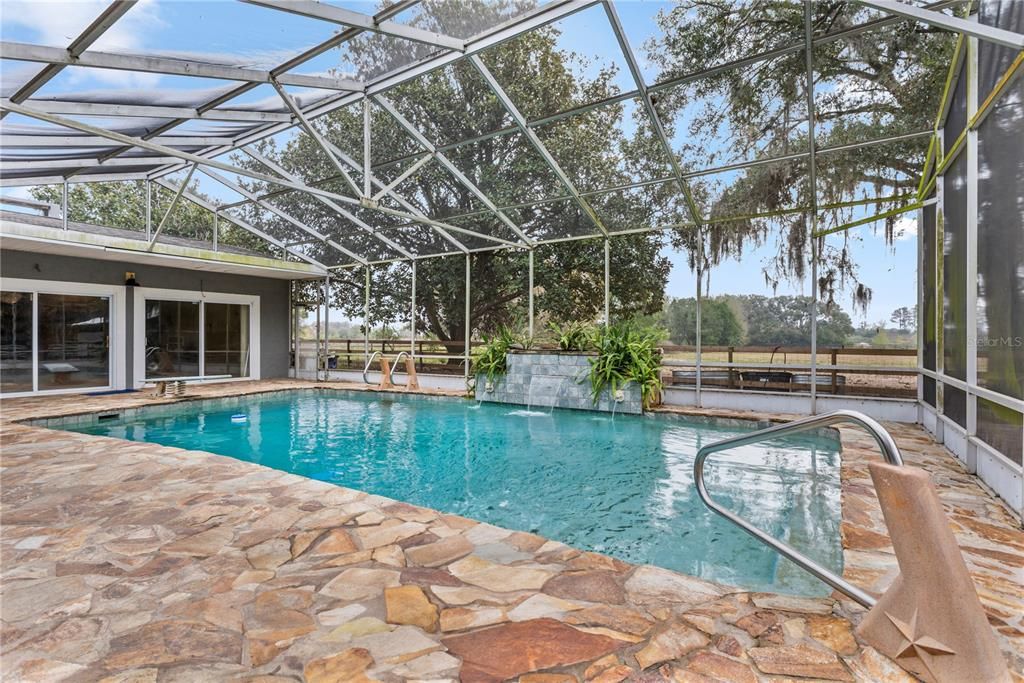 合同活跃: $569,000 (4 贝兹, 2 浴室, 3195 平方英尺)