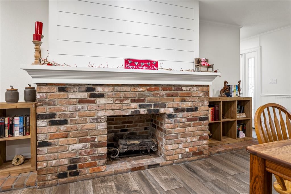 合同活跃: $569,000 (4 贝兹, 2 浴室, 3195 平方英尺)