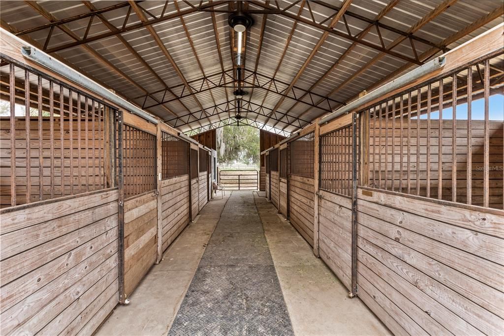 合同活跃: $569,000 (4 贝兹, 2 浴室, 3195 平方英尺)