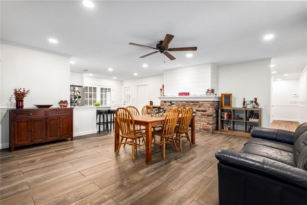 合同活跃: $569,000 (4 贝兹, 2 浴室, 3195 平方英尺)