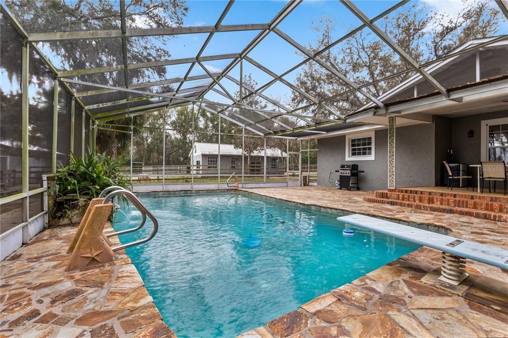 合同活跃: $569,000 (4 贝兹, 2 浴室, 3195 平方英尺)