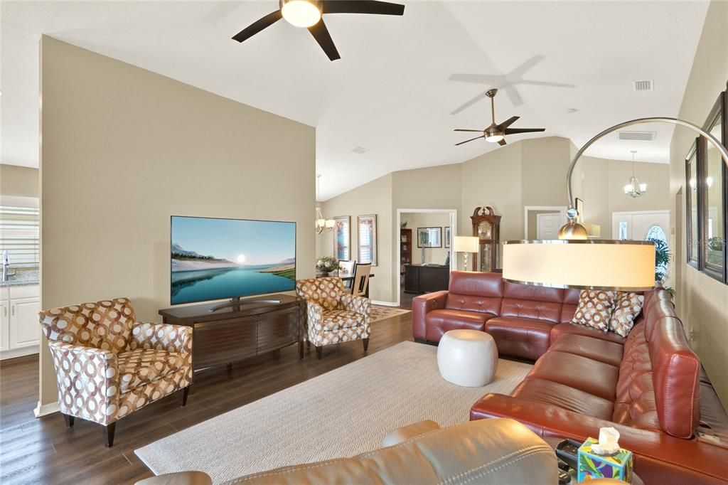 Active With Contract: $340,000 (2 beds, 2 baths, 1637 Square Feet)