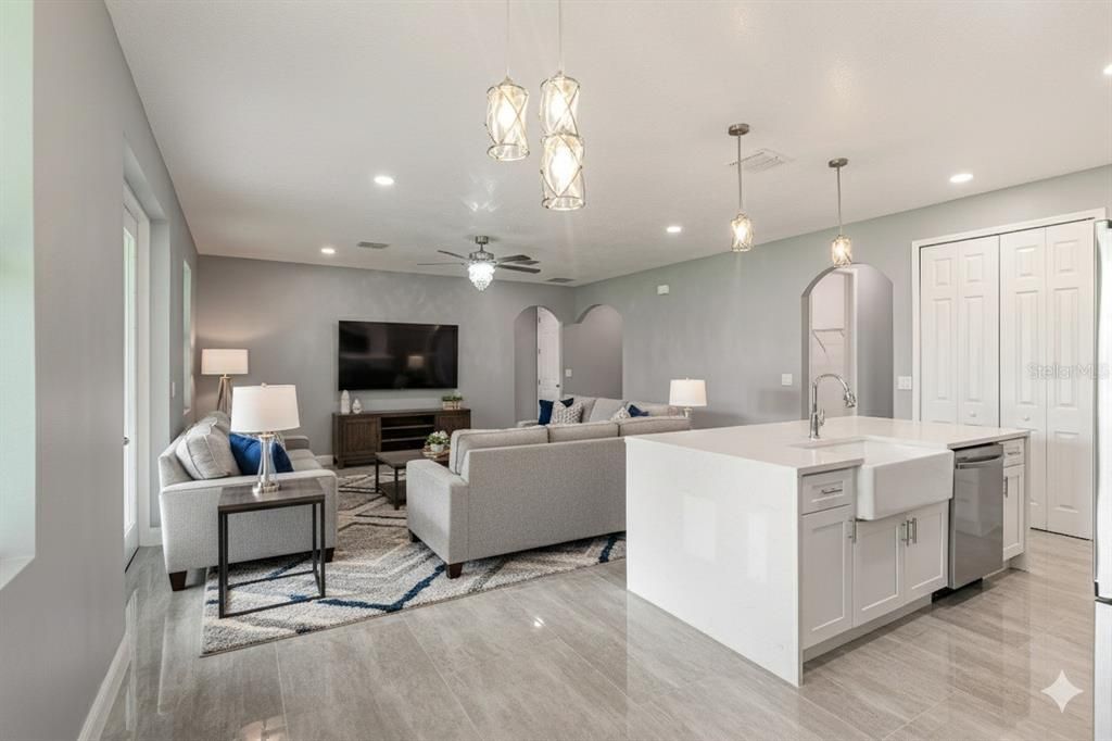 Activo con contrato: $420,000 (4 camas, 2 baños, 2171 Pies cuadrados)