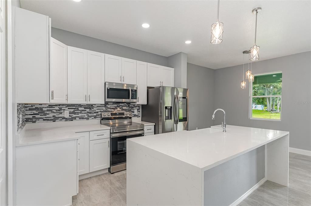 Activo con contrato: $420,000 (4 camas, 2 baños, 2171 Pies cuadrados)