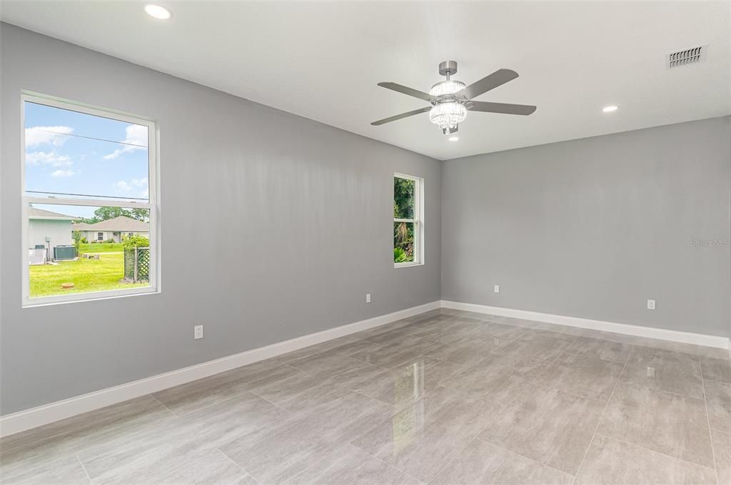 Activo con contrato: $420,000 (4 camas, 2 baños, 2171 Pies cuadrados)