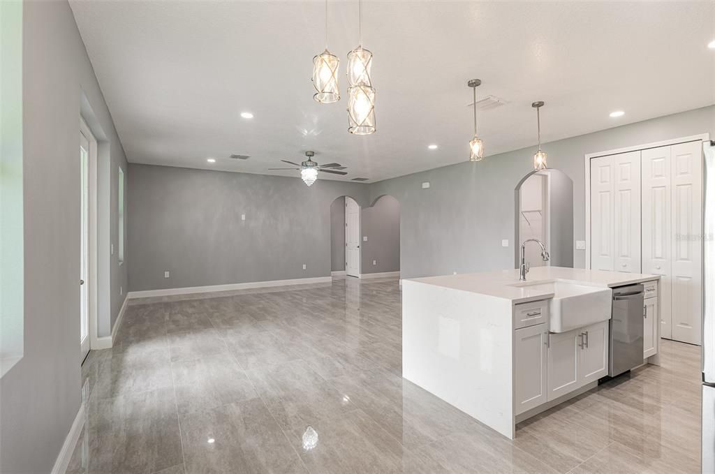 Activo con contrato: $420,000 (4 camas, 2 baños, 2171 Pies cuadrados)