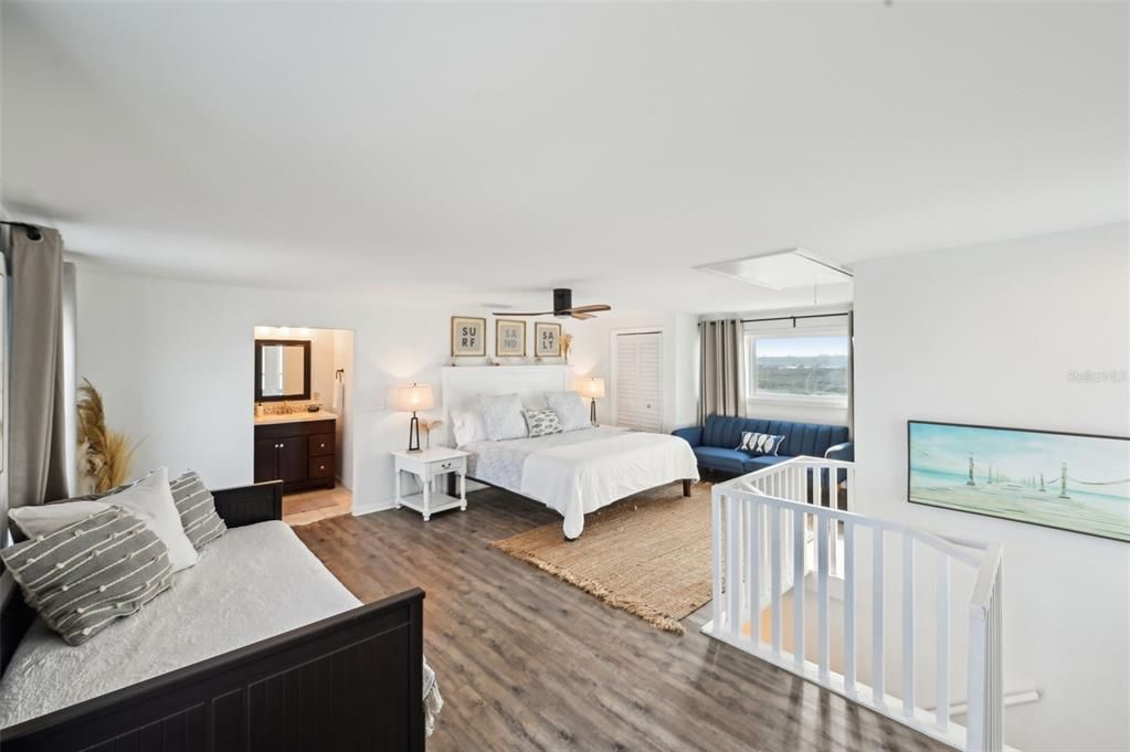 Spacious room with 2 closets