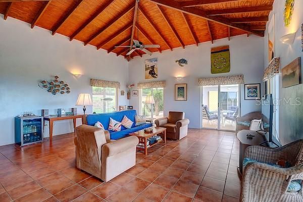 En Venta: $1,495,000 (3 camas, 3 baños, 2100 Pies cuadrados)