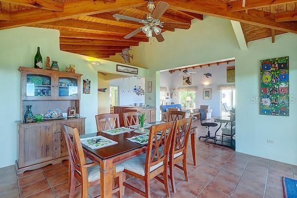 En Venta: $1,495,000 (3 camas, 3 baños, 2100 Pies cuadrados)
