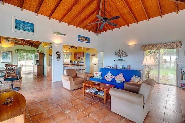 En Venta: $1,495,000 (3 camas, 3 baños, 2100 Pies cuadrados)