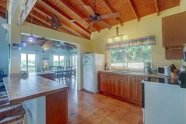 En Venta: $1,495,000 (3 camas, 3 baños, 2100 Pies cuadrados)