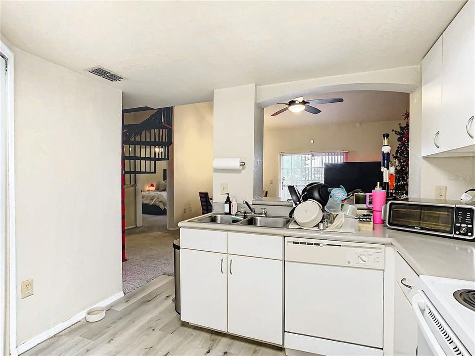 Active With Contract: $180,000 (2 beds, 2 baths, 1398 Square Feet)