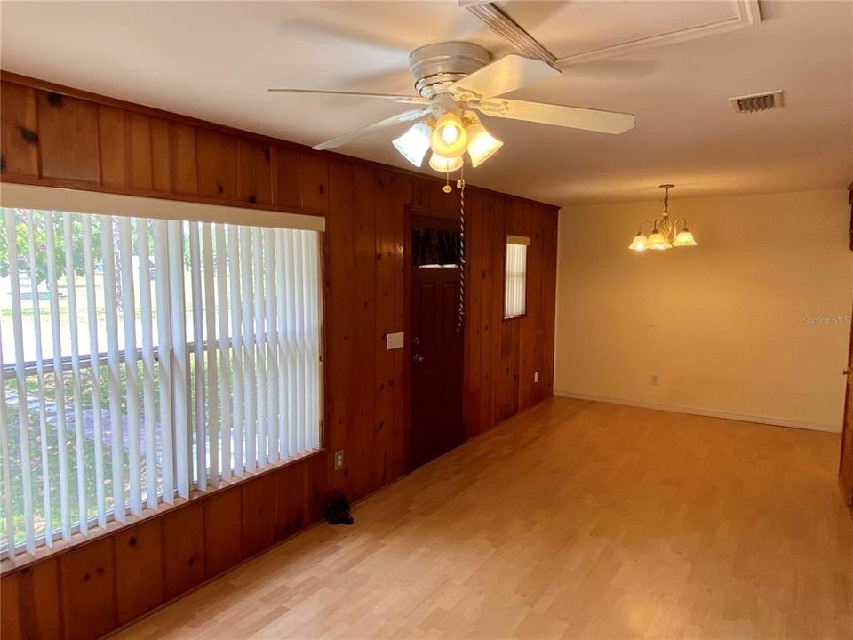 合同活跃: $199,900 (3 贝兹, 2 浴室, 1254 平方英尺)