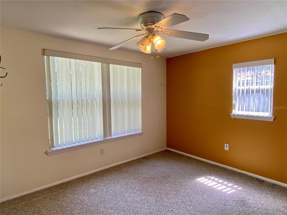 合同活跃: $199,900 (3 贝兹, 2 浴室, 1254 平方英尺)