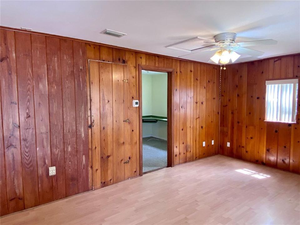 合同活跃: $199,900 (3 贝兹, 2 浴室, 1254 平方英尺)