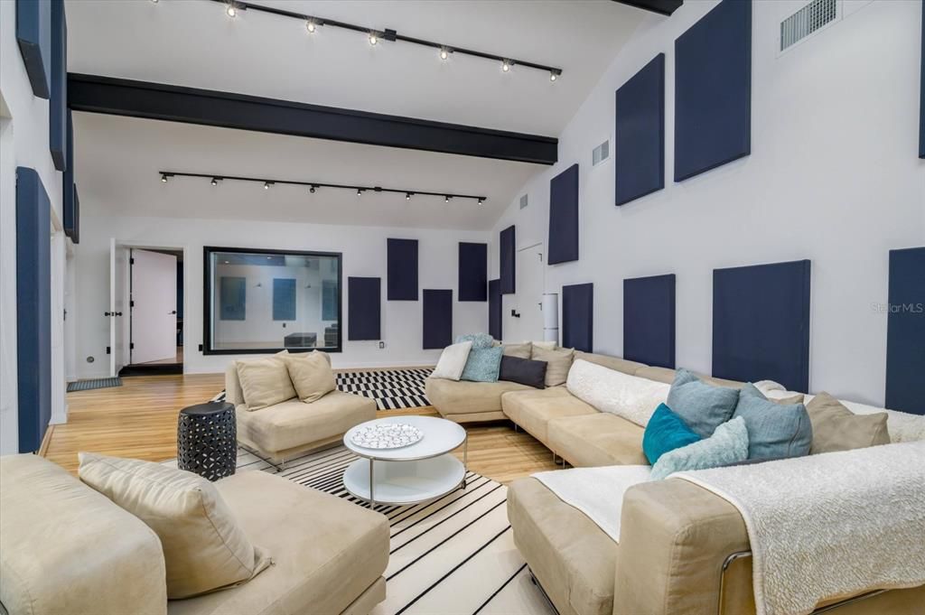 En Venta: $1,199,000 (3 camas, 2 baños, 2324 Pies cuadrados)