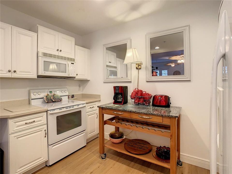 合同活跃: $2,750 (2 贝兹, 2 浴室, 1460 平方英尺)