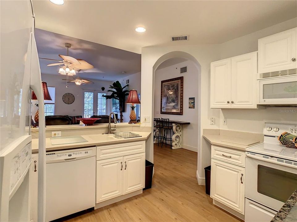 合同活跃: $2,750 (2 贝兹, 2 浴室, 1460 平方英尺)