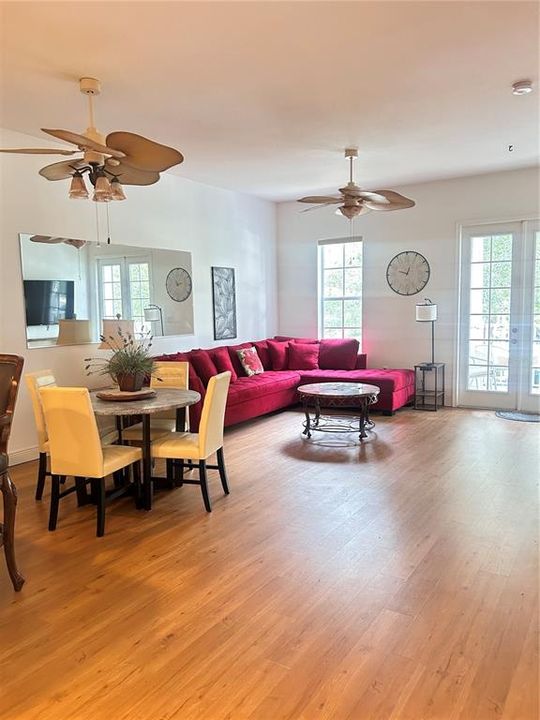 合同活跃: $2,750 (2 贝兹, 2 浴室, 1460 平方英尺)