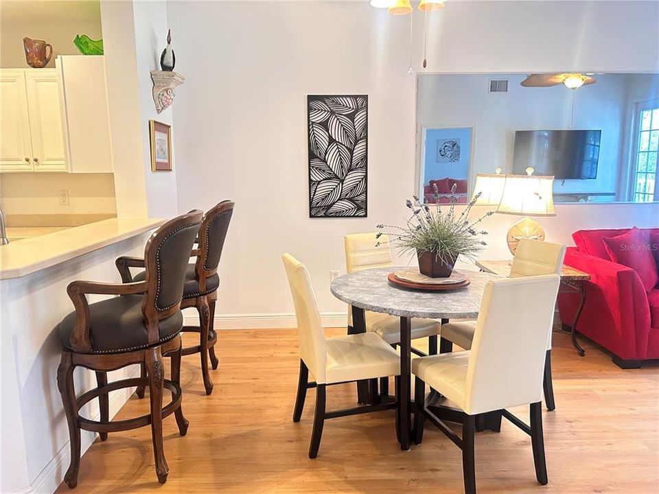 合同活跃: $2,750 (2 贝兹, 2 浴室, 1460 平方英尺)