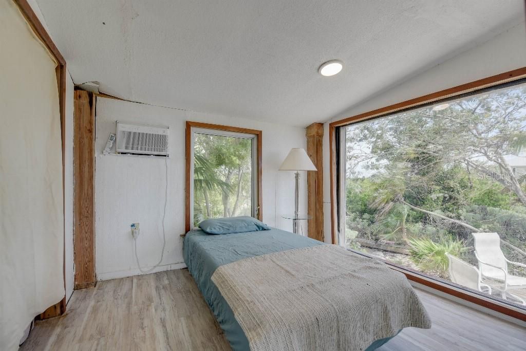 For Sale: $599,900 (2 beds, 2 baths, 750 Square Feet)