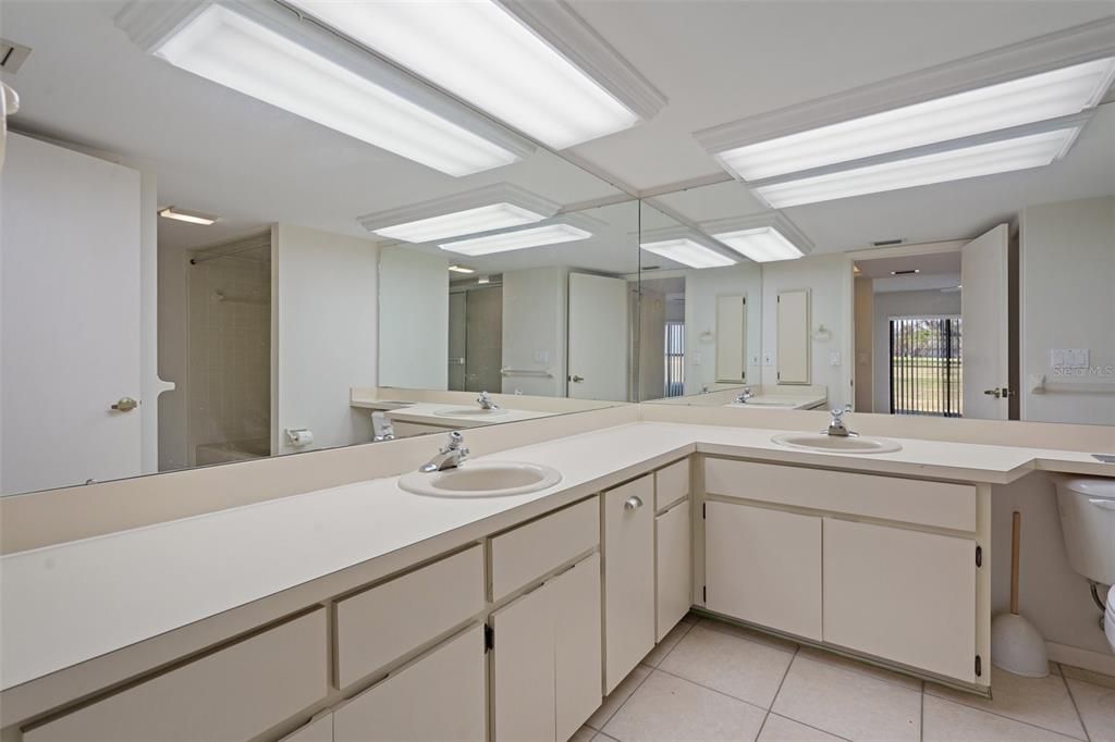 For Sale: $165,000 (2 beds, 2 baths, 1563 Square Feet)