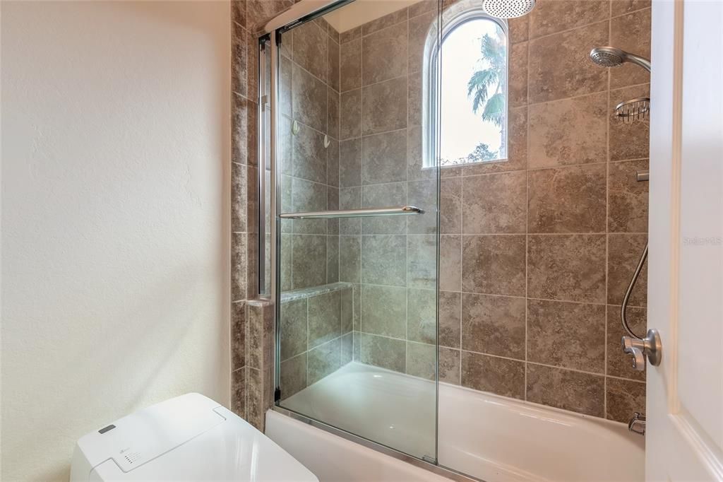 En Venta: $1,099,999 (5 camas, 4 baños, 3704 Pies cuadrados)