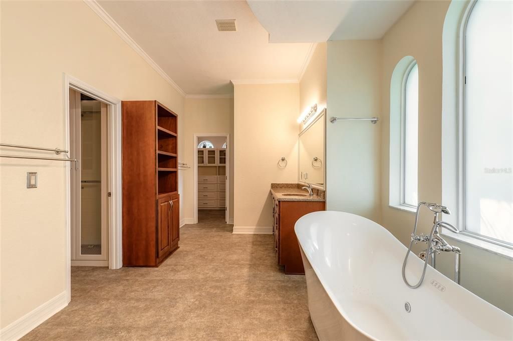 En Venta: $1,099,999 (5 camas, 4 baños, 3704 Pies cuadrados)