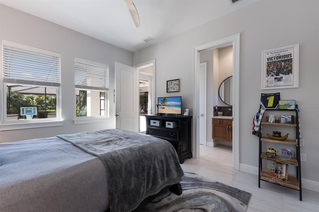 合同活跃: $2,500,000 (3 贝兹, 3 浴室, 3346 平方英尺)