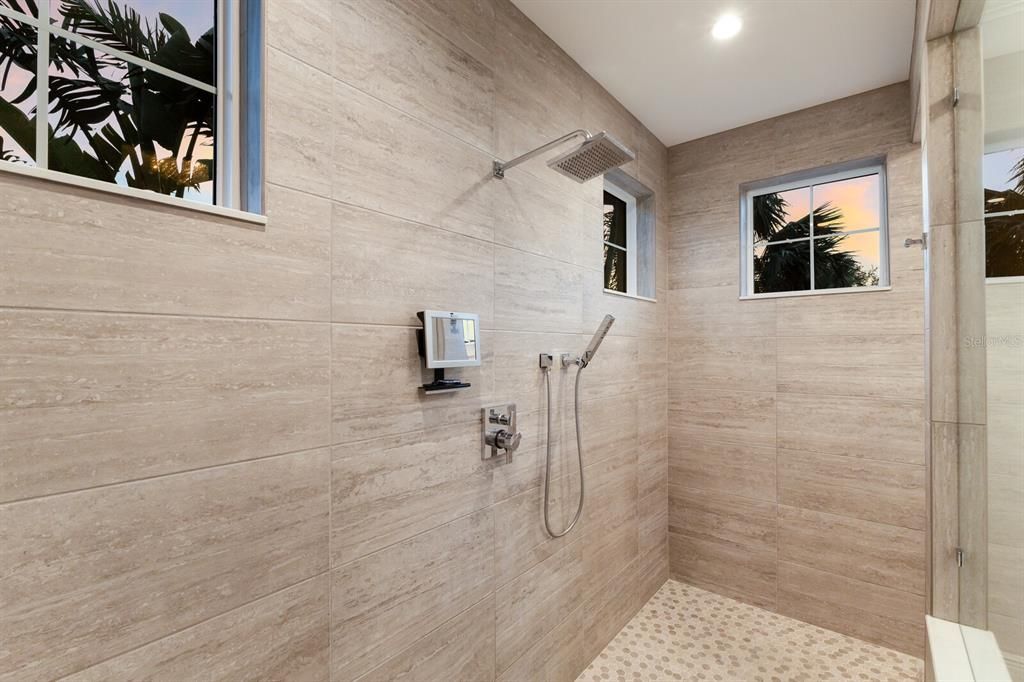 合同活跃: $2,500,000 (3 贝兹, 3 浴室, 3346 平方英尺)