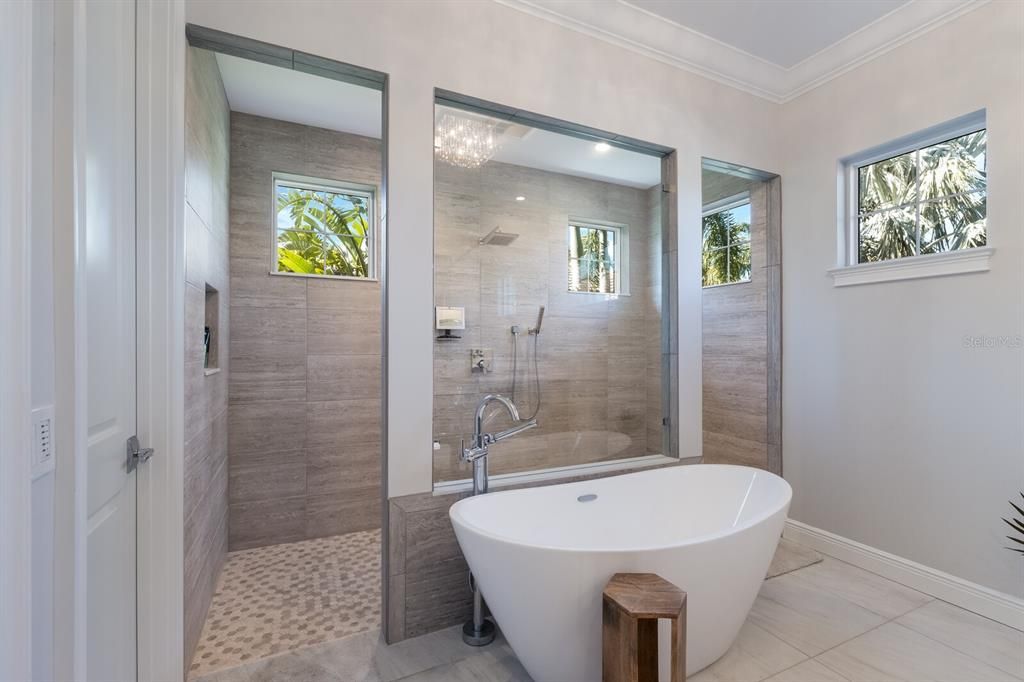 合同活跃: $2,500,000 (3 贝兹, 3 浴室, 3346 平方英尺)